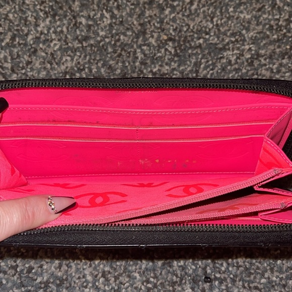EUC Chanel wallet with COA quilted leather & patent leather “CC” Hot pink inside - Picture 6 of 9
